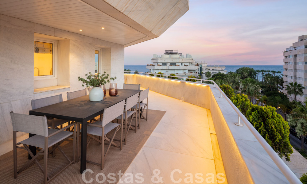 Luxury penthouse for sale, renovated in contemporary style, with sea views in a secure complex in Marbella town 43118