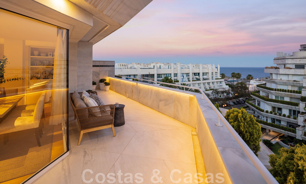 Luxury penthouse for sale, renovated in contemporary style, with sea views in a secure complex in Marbella town 43119