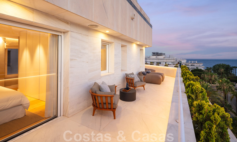 Luxury penthouse for sale, renovated in contemporary style, with sea views in a secure complex in Marbella town 43120