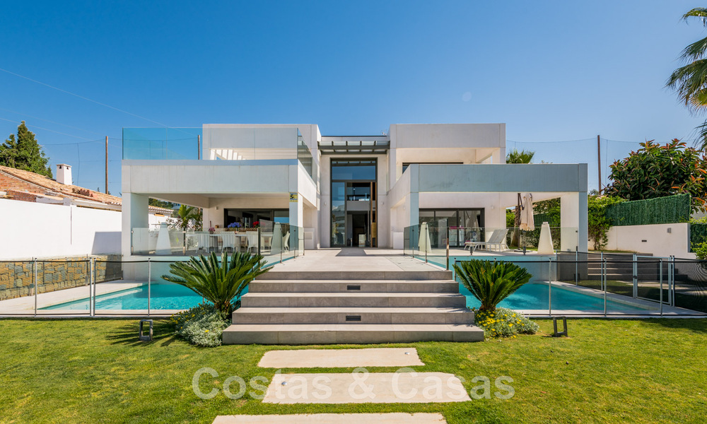 Modern villa for sale, situated on first line golf position with panoramic views of the green, extensive golf course in Marbella West 43900