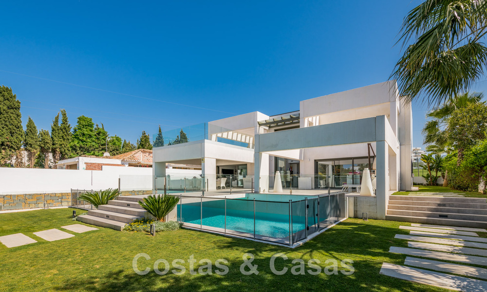 Modern villa for sale, situated on first line golf position with panoramic views of the green, extensive golf course in Marbella West 43901