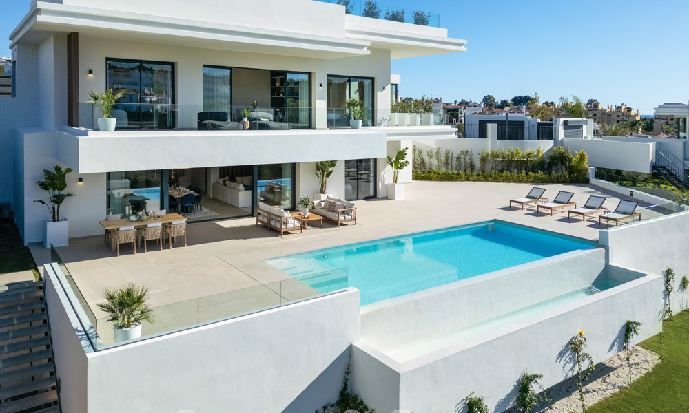 Ready to move in! Spectacular luxury villas for sale in contemporary architecture situated in a golf resort on the New Golden Mile between Marbella and Estepona 63162