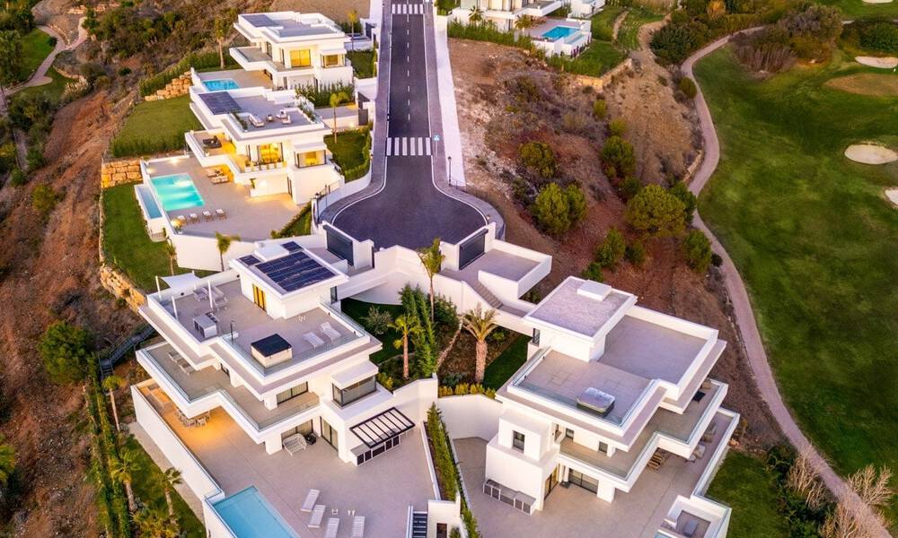 Ready to move in! Spectacular luxury villas for sale in contemporary architecture situated in a golf resort on the New Golden Mile between Marbella and Estepona 63165