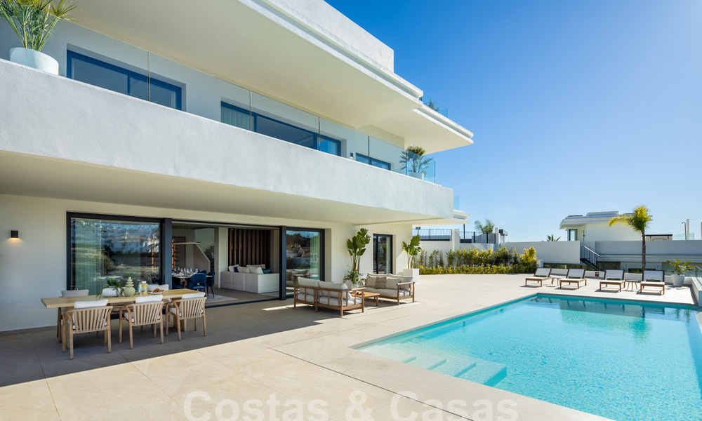 Ready to move in! Spectacular luxury villas for sale in contemporary architecture situated in a golf resort on the New Golden Mile between Marbella and Estepona 63181
