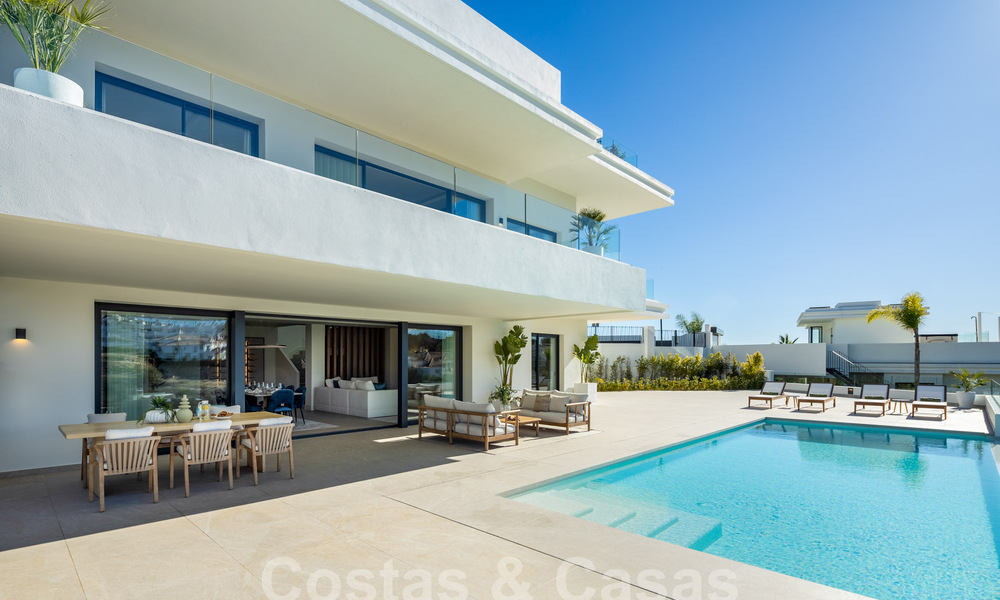 Spectacular luxury villas for sale in contemporary architecture situated in a golf resort on the New Golden Mile between Marbella and Estepona 63181