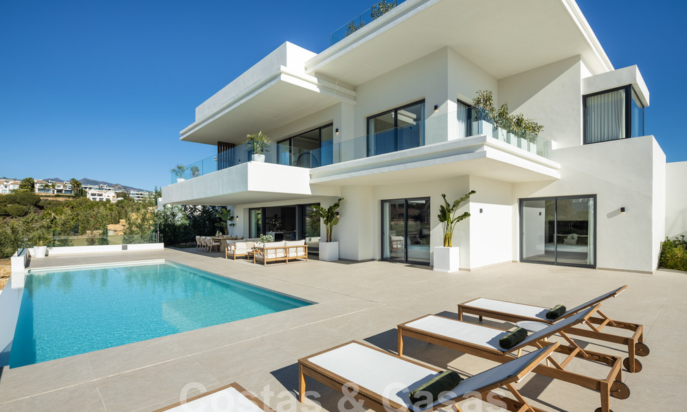 Ready to move in! Spectacular luxury villas for sale in contemporary architecture situated in a golf resort on the New Golden Mile between Marbella and Estepona 63182