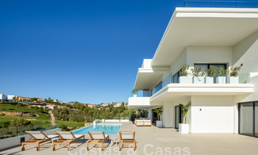Spectacular luxury villas for sale in contemporary architecture situated in a golf resort on the New Golden Mile between Marbella and Estepona 63183