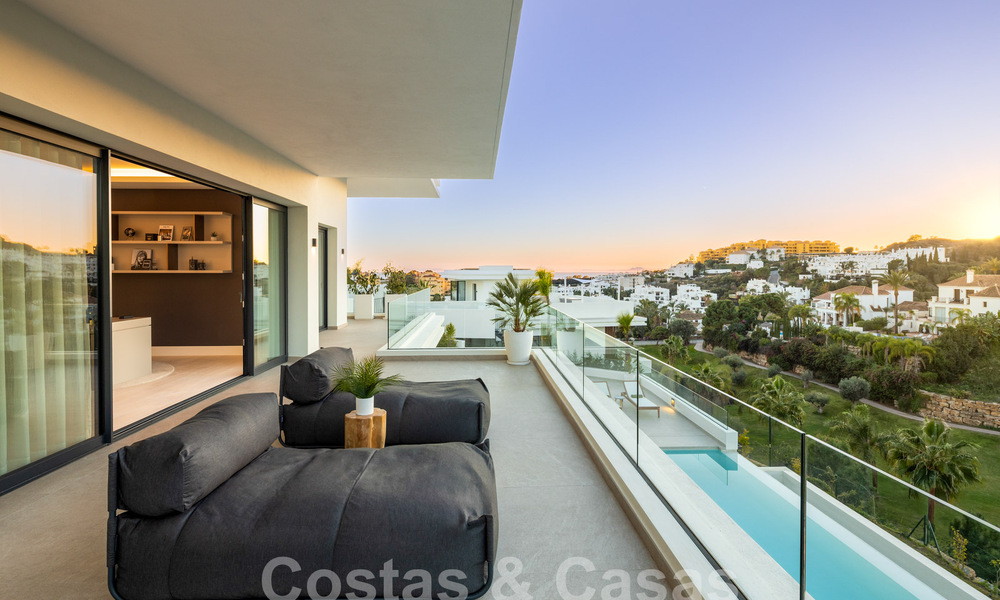 Spectacular luxury villas for sale in contemporary architecture situated in a golf resort on the New Golden Mile between Marbella and Estepona 63184