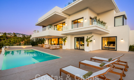 Ready to move in! Spectacular luxury villas for sale in contemporary architecture situated in a golf resort on the New Golden Mile between Marbella and Estepona 63188