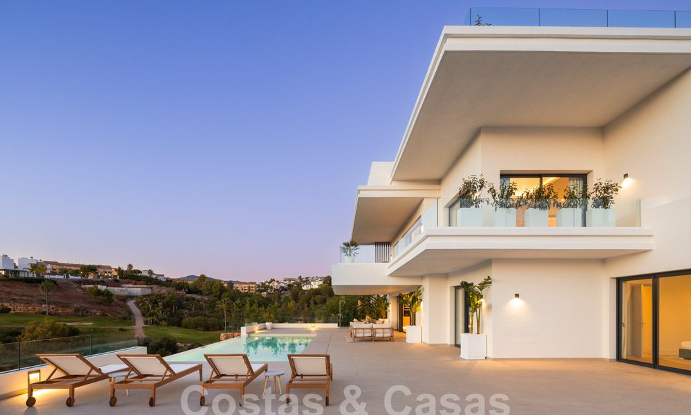 Ready to move in! Spectacular luxury villas for sale in contemporary architecture situated in a golf resort on the New Golden Mile between Marbella and Estepona 63189