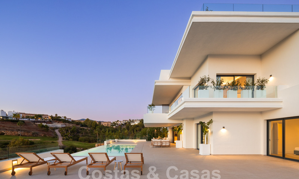 Spectacular luxury villas for sale in contemporary architecture situated in a golf resort on the New Golden Mile between Marbella and Estepona 63189