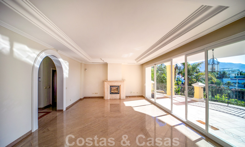 Classic Spanish luxury villa for sale in gated community and frontline golf with stunning views over La Quinta golf course, Benahavis - Marbella 44096
