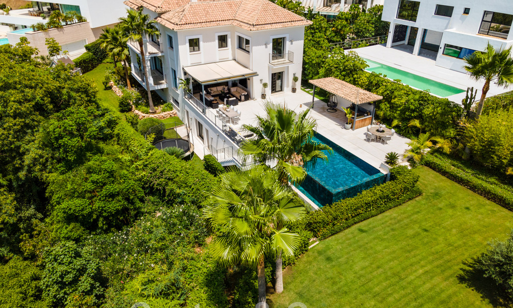 Superb luxury villa for sale in a modern Mediterranean architecture, with sea views and in a golf resort in Benahavis - Marbella 44180