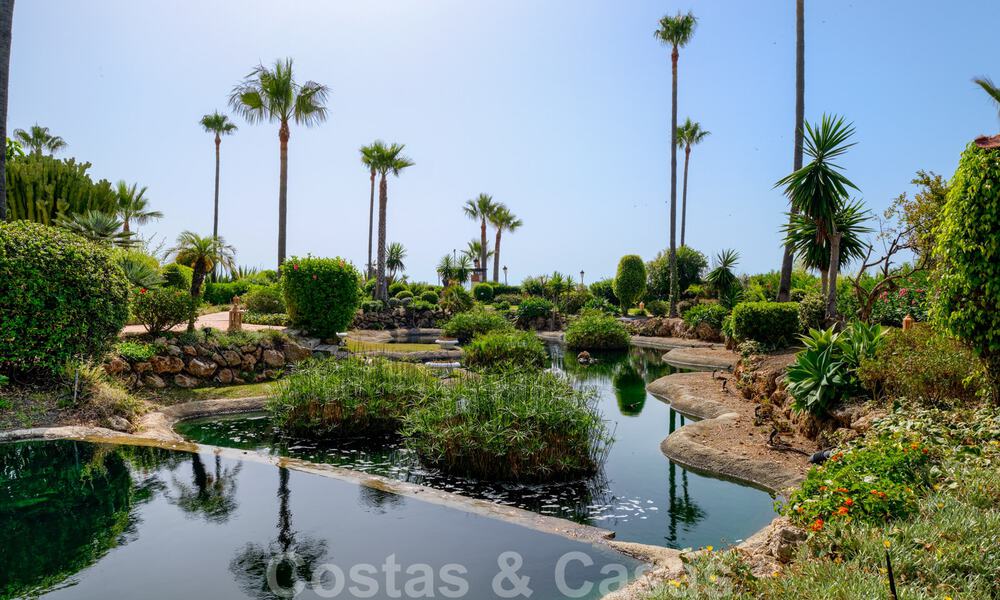 Spacious, luxurious apartment for sale in a secured complex, first line beach, with beautiful sea views, on the New Golden Mile between Marbella - Estepona 44074