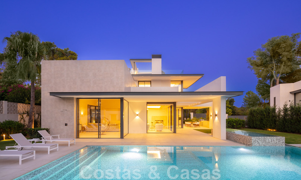 Impressive, modern luxury villa with stunning sea views for sale in a desirable urbanisation on the Golden Mile of Marbella 44525