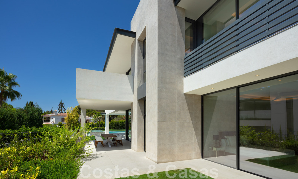 Impressive, modern luxury villa with stunning sea views for sale in a desirable urbanisation on the Golden Mile of Marbella 44541