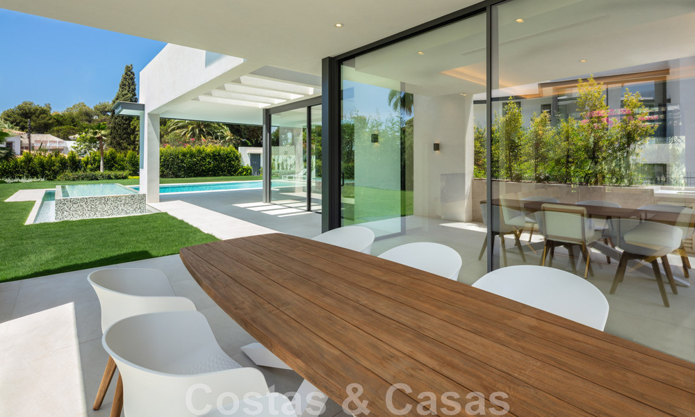 Impressive, modern luxury villa with stunning sea views for sale in a desirable urbanisation on the Golden Mile of Marbella 44542