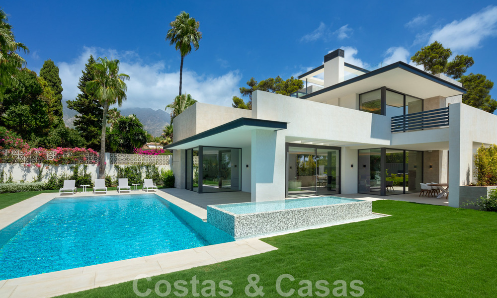 Impressive, modern luxury villa with stunning sea views for sale in a desirable urbanisation on the Golden Mile of Marbella 44543
