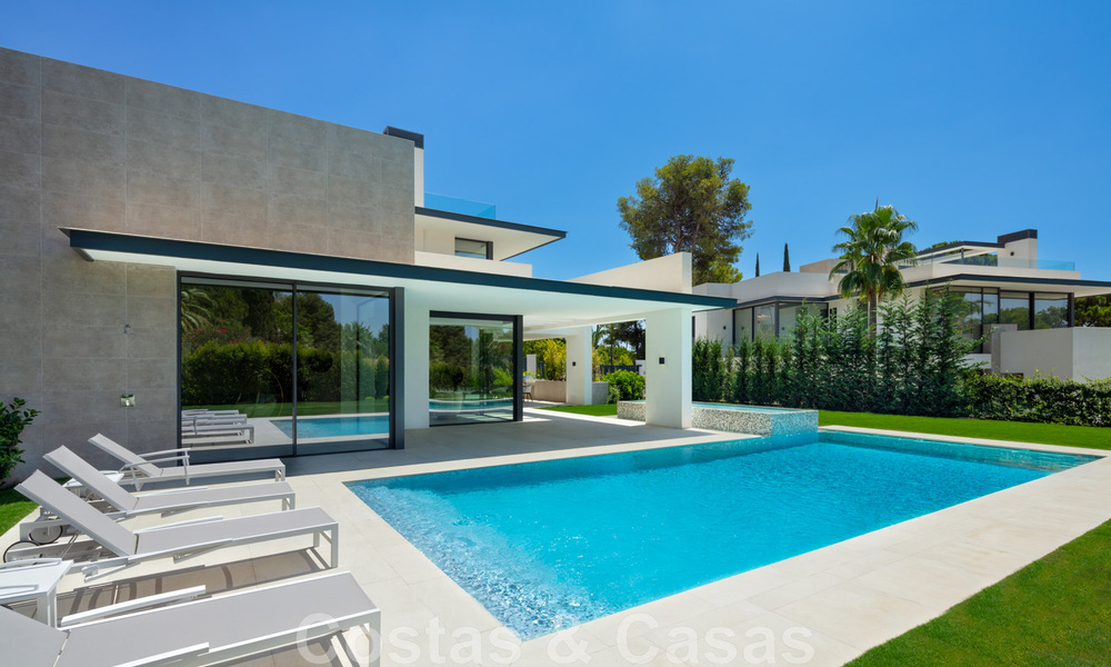 Impressive, modern luxury villa with stunning sea views for sale in a desirable urbanisation on the Golden Mile of Marbella 44545