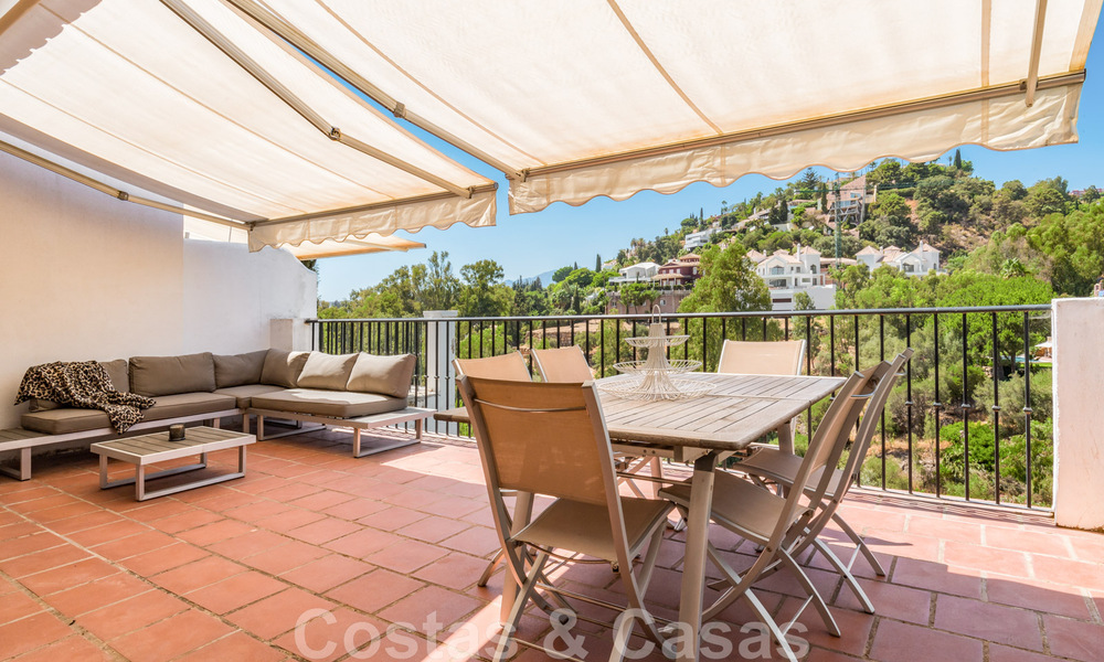 Bright Mediterranean townhouse for sale with the possibility to extend, frontline golf in La Quinta in Benahavis - Marbella 44570