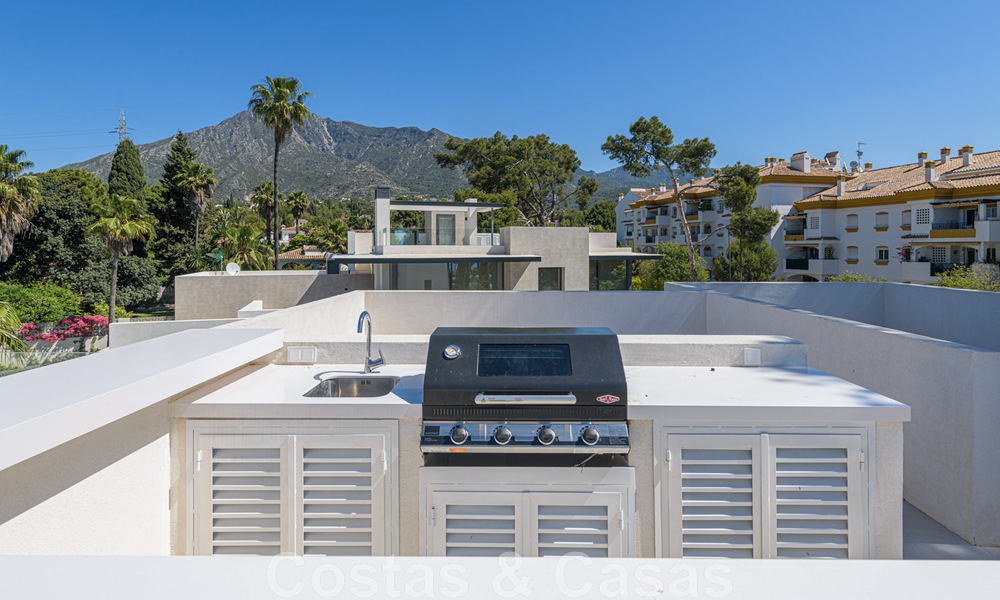 Contemporary, luxury villa for sale close to all amenities in a highly sought after residential community on the Golden Mile of Marbella 44823