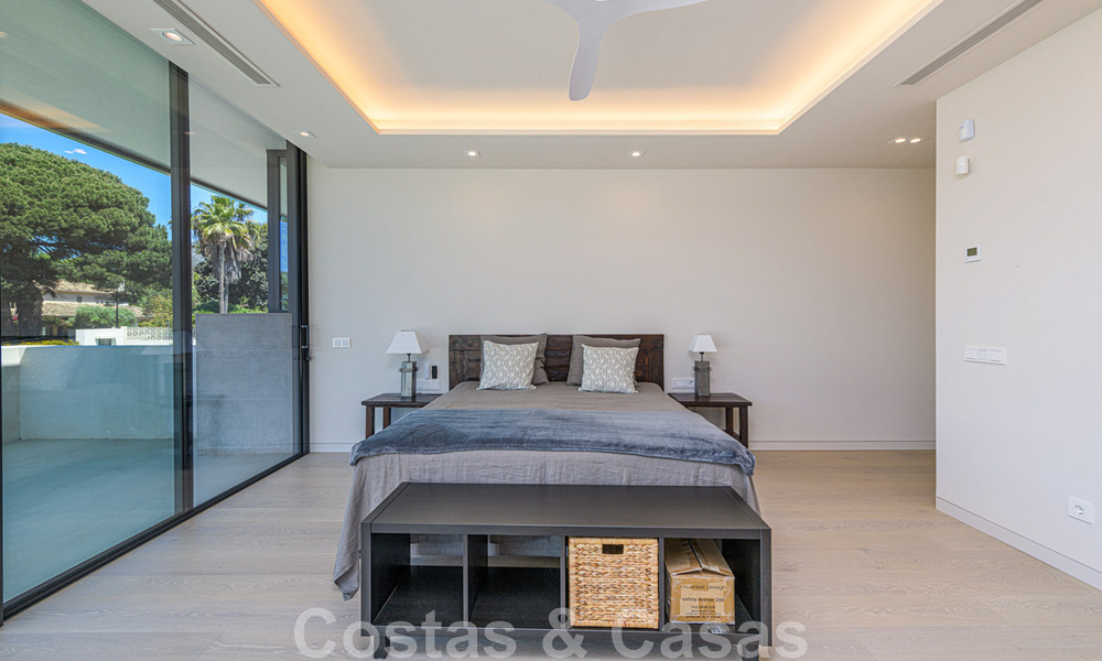 Contemporary, luxury villa for sale close to all amenities in a highly sought after residential community on the Golden Mile of Marbella 44830