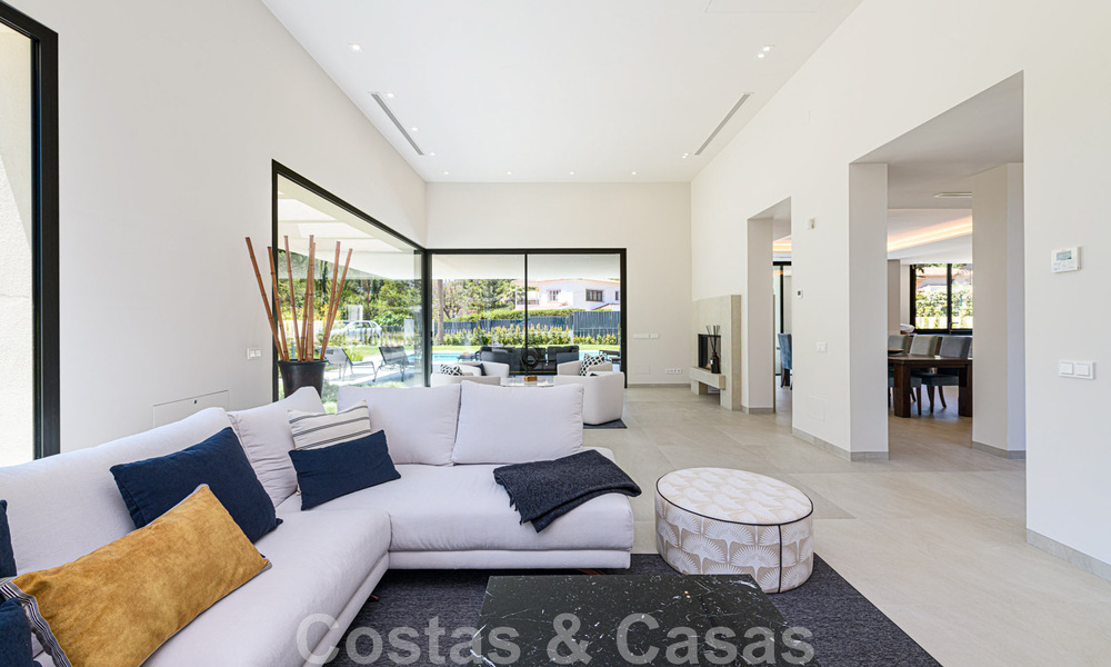Contemporary, luxury villa for sale close to all amenities in a highly sought after residential community on the Golden Mile of Marbella 44844