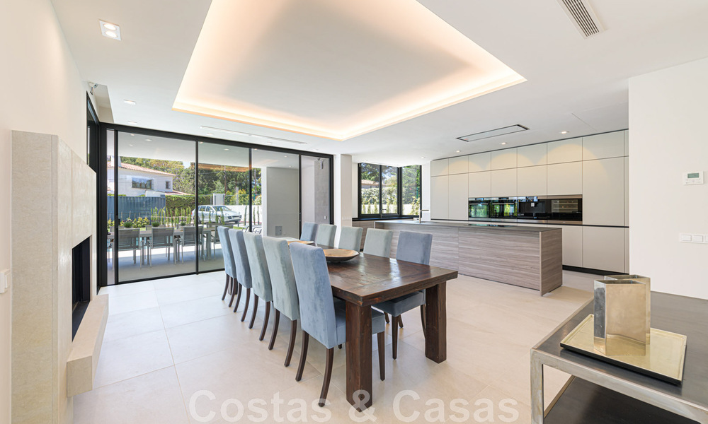 Contemporary, luxury villa for sale close to all amenities in a highly sought after residential community on the Golden Mile of Marbella 44849