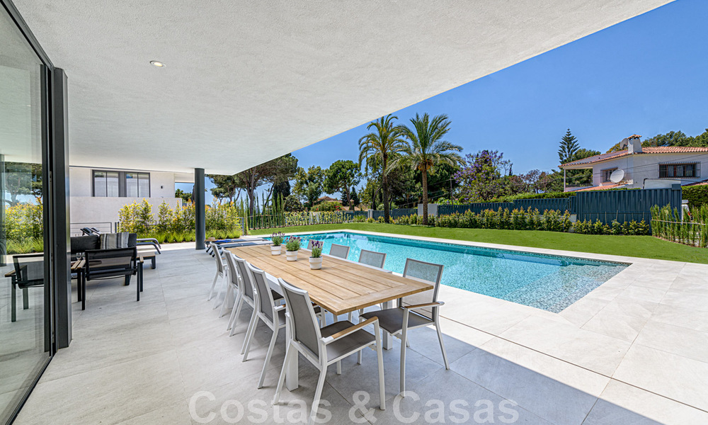 Contemporary, luxury villa for sale close to all amenities in a highly sought after residential community on the Golden Mile of Marbella 44855