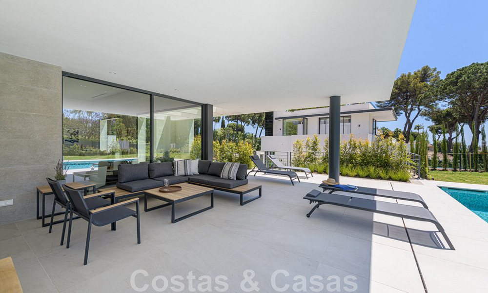Contemporary, luxury villa for sale close to all amenities in a highly sought after residential community on the Golden Mile of Marbella 44857
