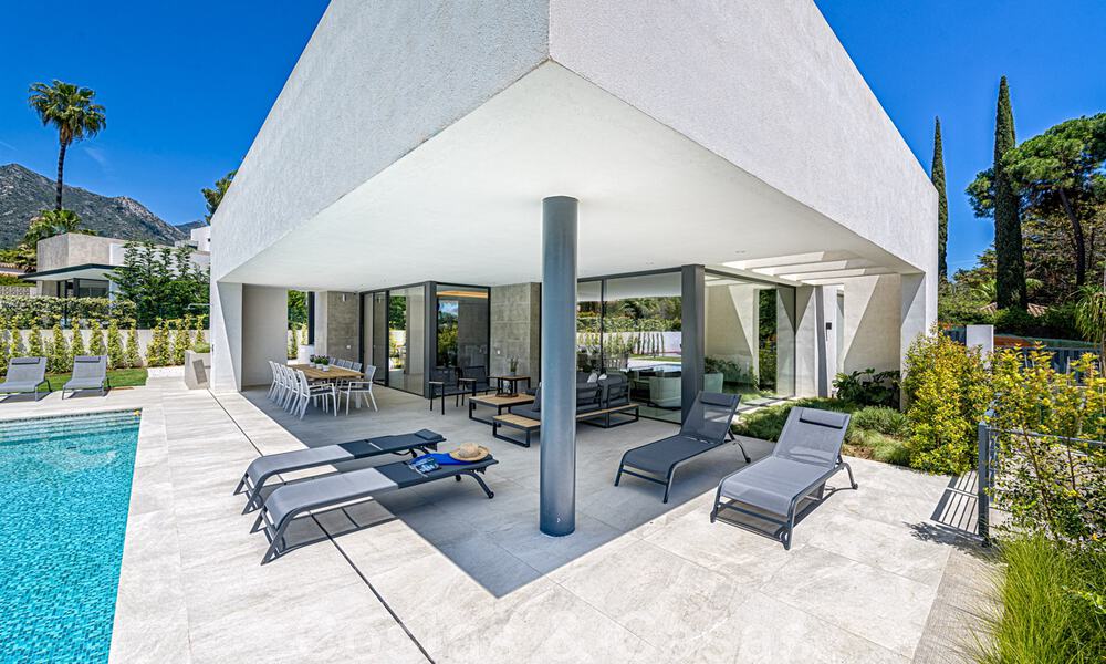 Contemporary, luxury villa for sale close to all amenities in a highly sought after residential community on the Golden Mile of Marbella 44858