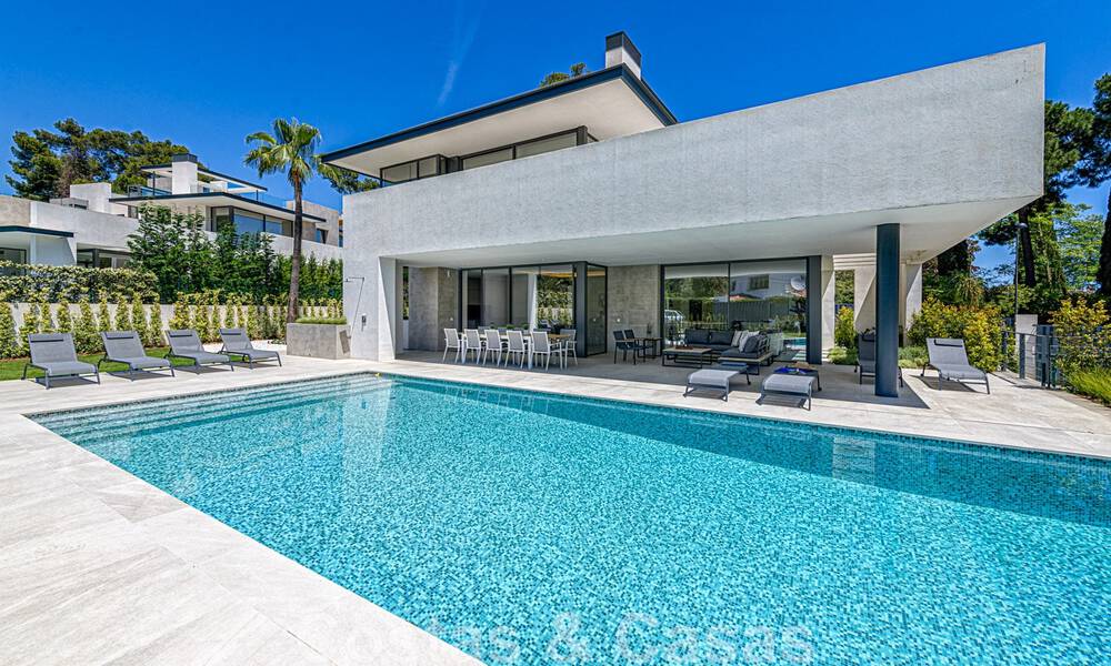 Contemporary, luxury villa for sale close to all amenities in a highly sought after residential community on the Golden Mile of Marbella 44861