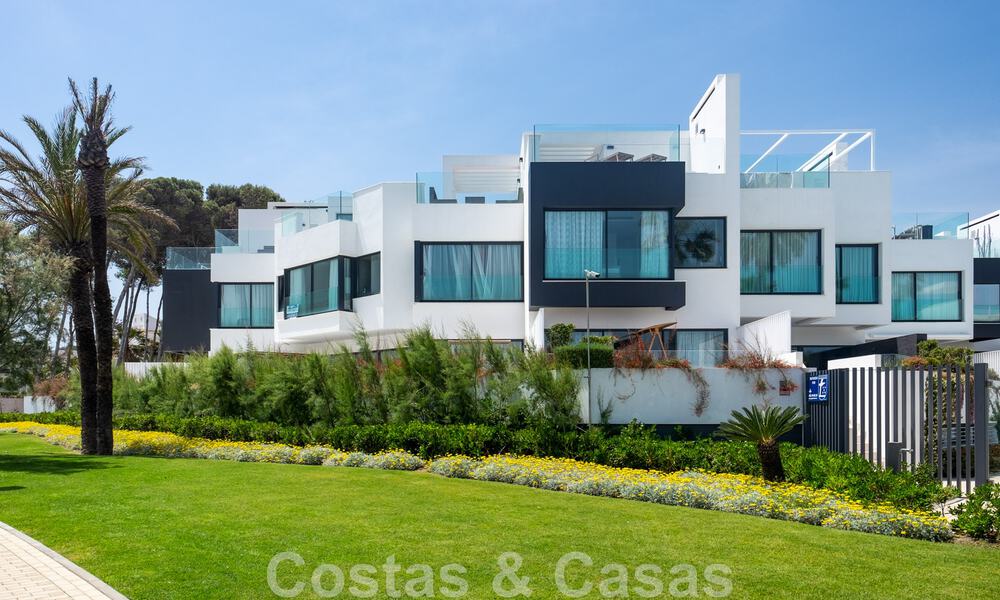 Move-in ready, modern townhouse with sea views for sale, right on the beach, a few minutes' walk from Estepona town 45381