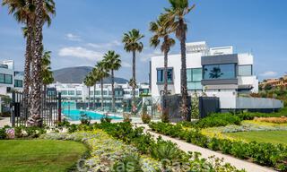 Move-in ready, modern townhouse with sea views for sale, right on the beach, a few minutes' walk from Estepona town 45382 