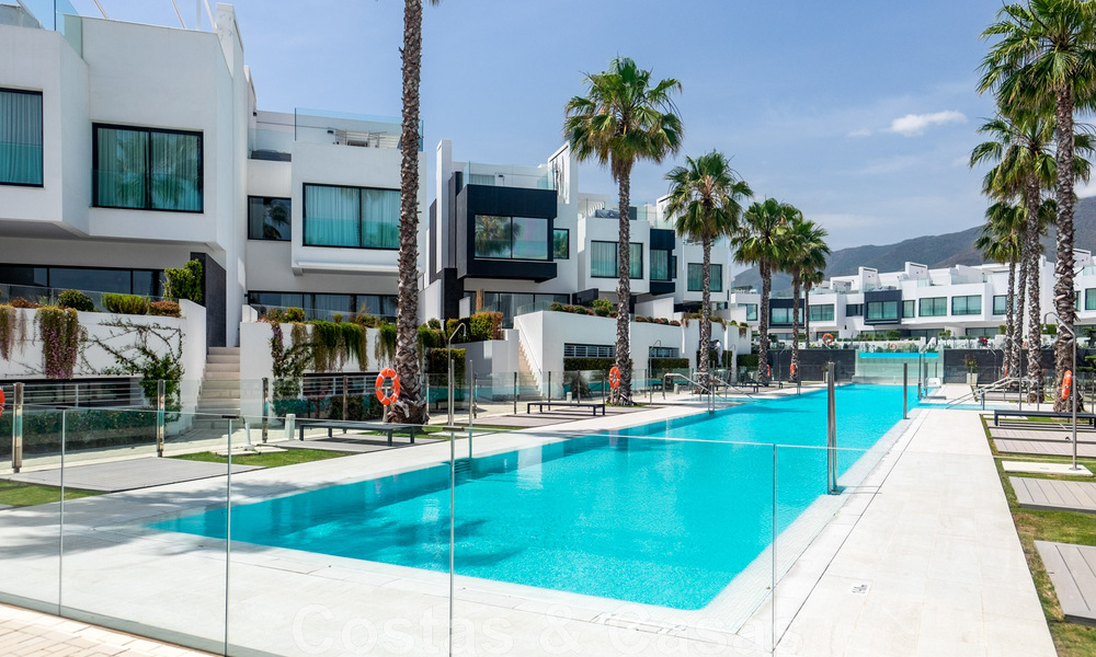 Move-in ready, modern townhouse with sea views for sale, right on the beach, a few minutes' walk from Estepona town 45383
