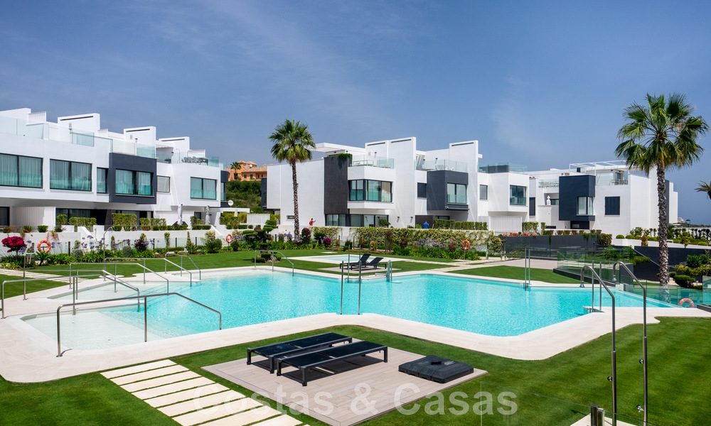 Move-in ready, modern townhouse with sea views for sale, right on the beach, a few minutes' walk from Estepona town 45385