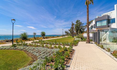Move-in ready, modern townhouse with sea views for sale, right on the beach, a few minutes' walk from Estepona town 45428