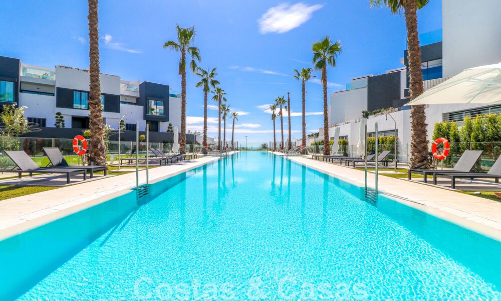 Move-in ready, modern townhouse with sea views for sale, right on the beach, a few minutes' walk from Estepona town 45430