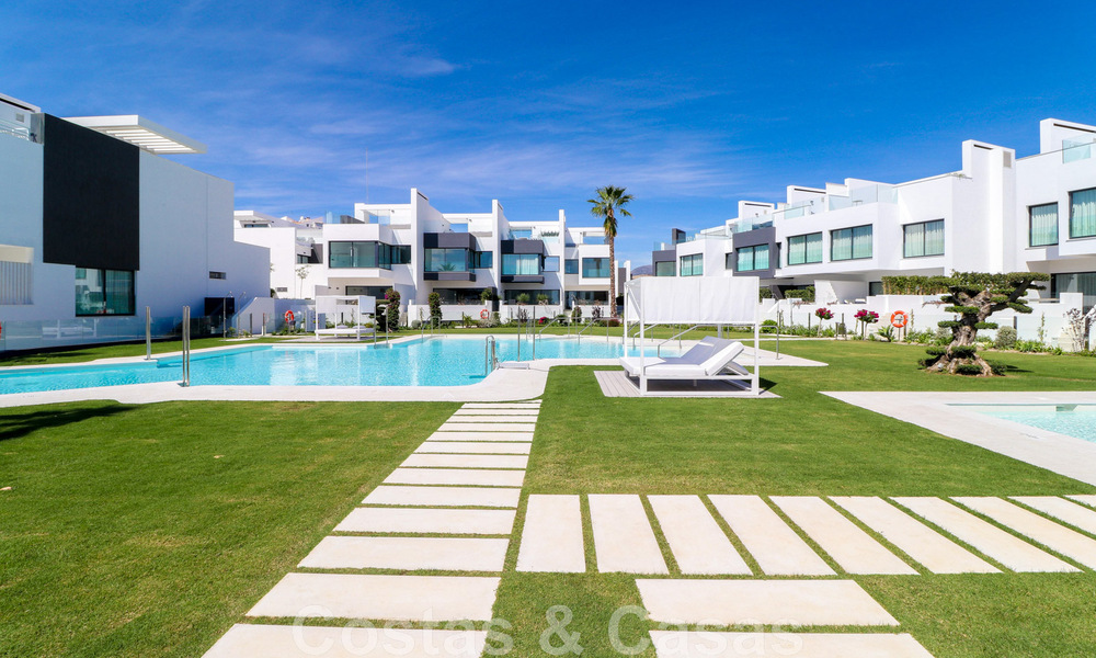 Move-in ready, modern townhouse with sea views for sale, right on the beach, a few minutes' walk from Estepona town 45433