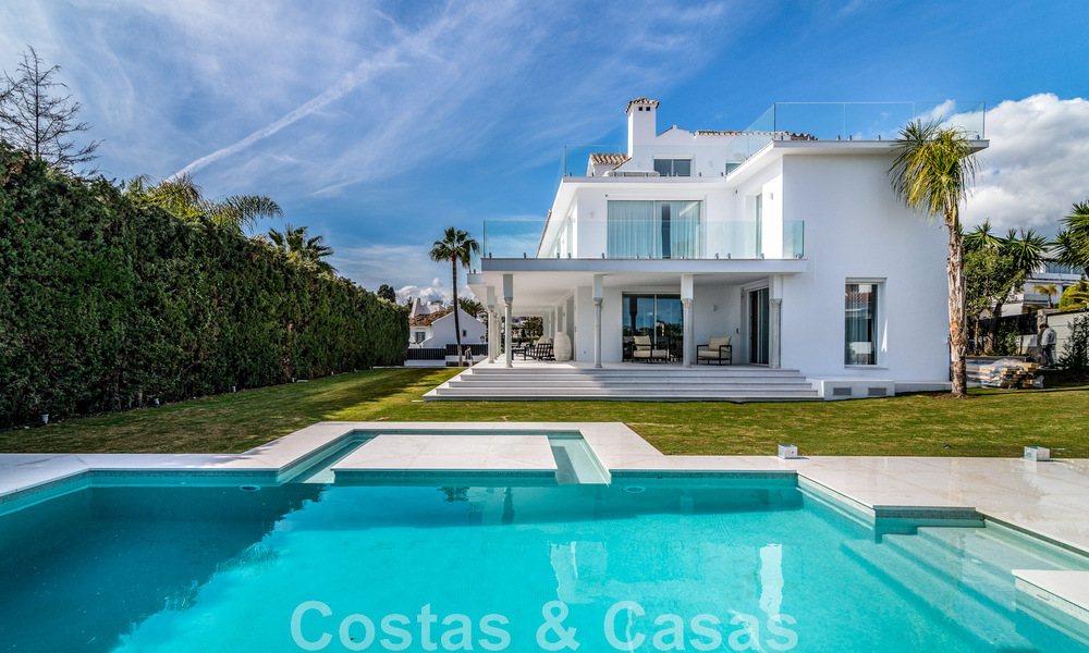 Unique luxury villa for sale in a modern, Andalusian architectural style, with sea views, within walking distance of Puerto Banus, Marbella 45844