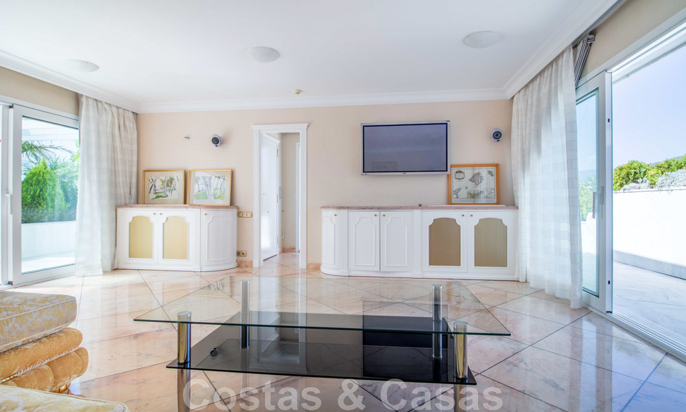 Penthouse for sale in exclusive complex with permanent security, frontline golf in the heart of Nueva Andalucia 45275