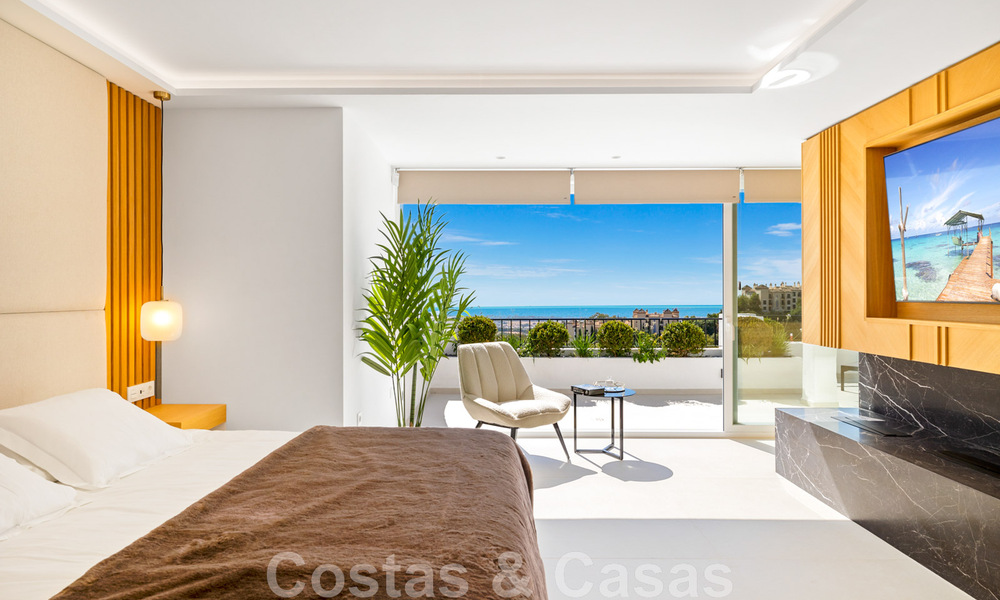 Spacious, fully refurbished luxury penthouse for sale with sea views in Benahavis - Marbella 45300