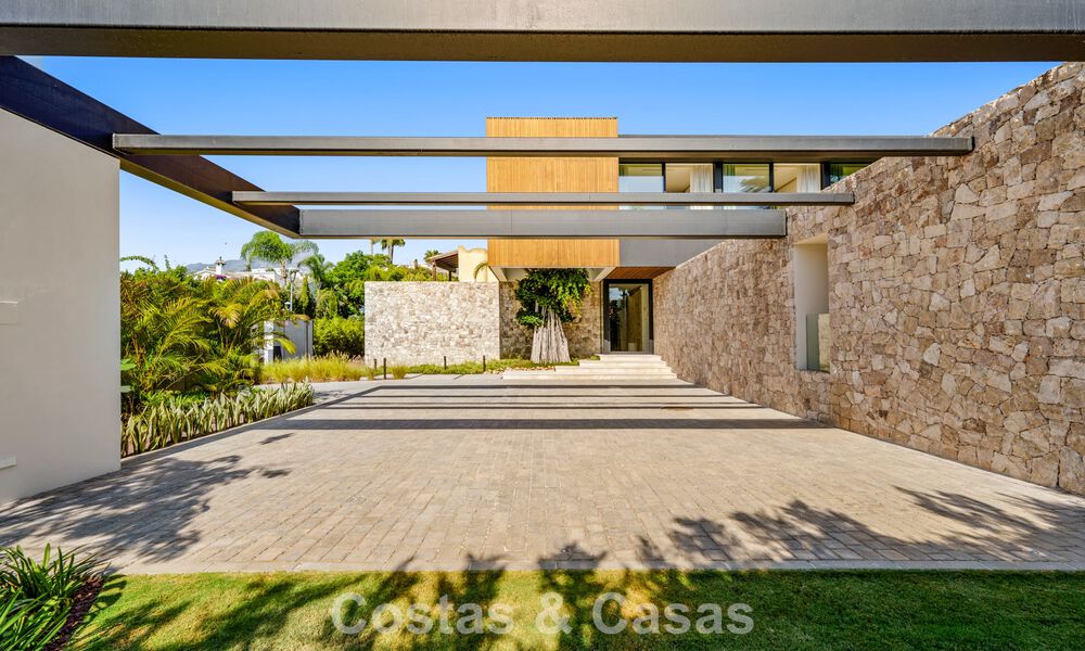 Avant-garde designer villa for sale with numerous luxury amenities in Nueva Andalucia, Marbella 786116