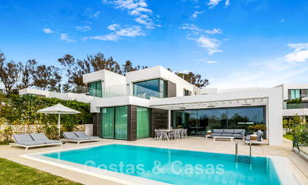 Move-in ready, contemporary villa for sale with sea views, in a gated villa development on the border of Mijas and Marbella 46111