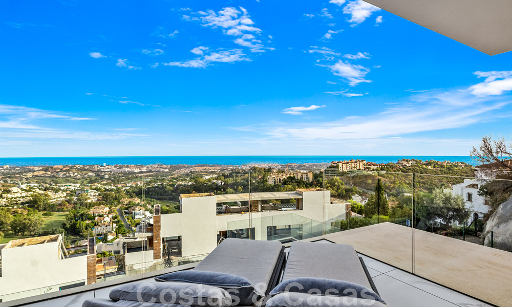 Move-in ready, contemporary 3-bedroom apartment for sale with sweeping sea views in the hills of Benahavis - Marbella 46140