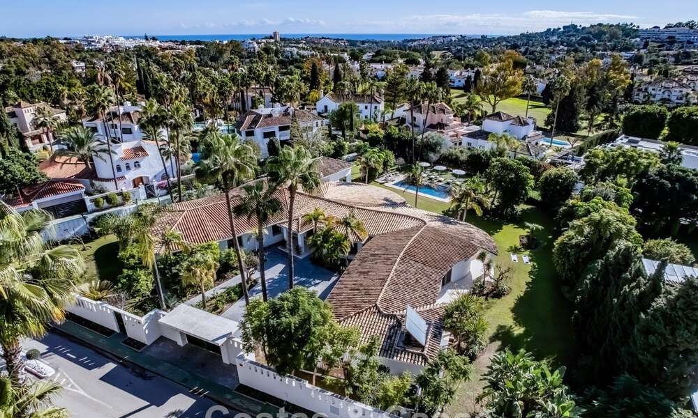Traditional, Spanish luxury villa for sale, on second-line golf in prestigious residential area in Nueva Andalucia, Marbella 775954