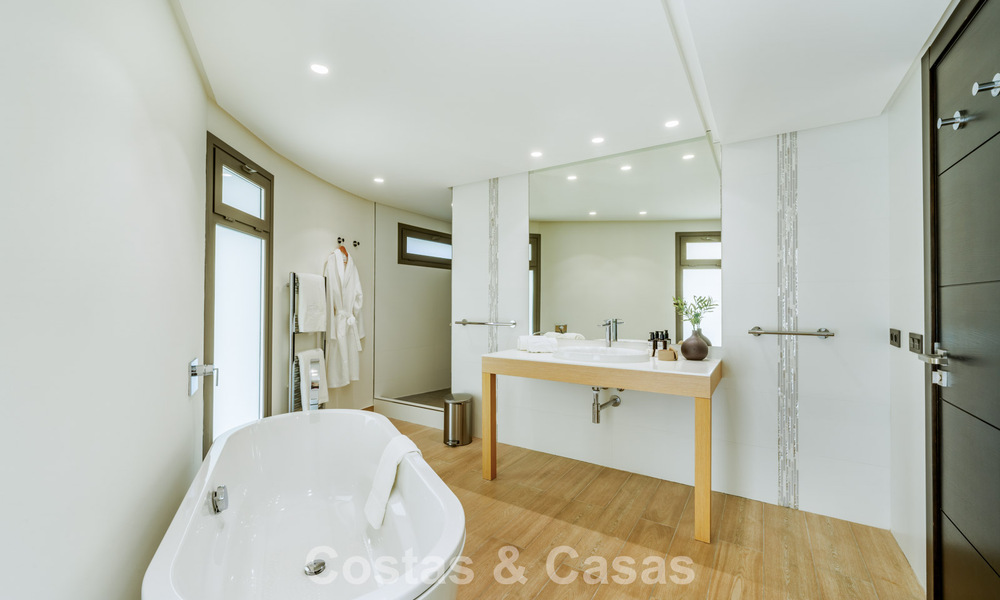 Traditional, Spanish luxury villa for sale, on second-line golf in prestigious residential area in Nueva Andalucia, Marbella 775965