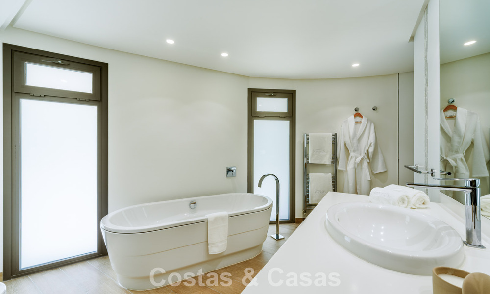 Traditional, Spanish luxury villa for sale, on second-line golf in prestigious residential area in Nueva Andalucia, Marbella 775966