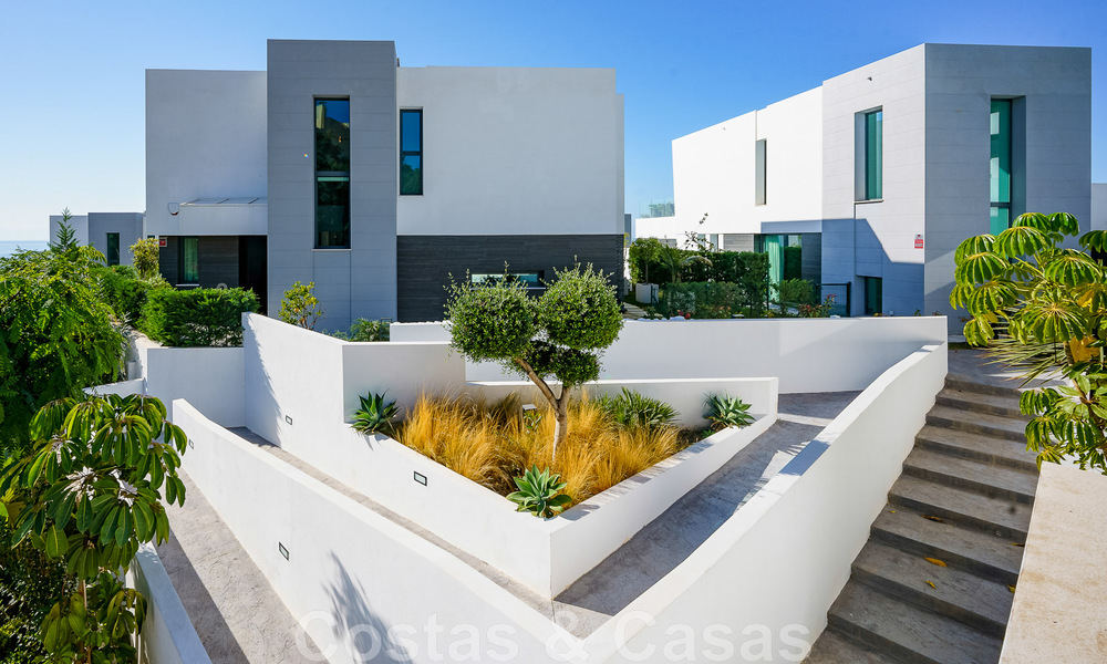Move-in ready villa for sale with contemporary architecture in a gated villa community on the border of Mijas and Marbella 46364
