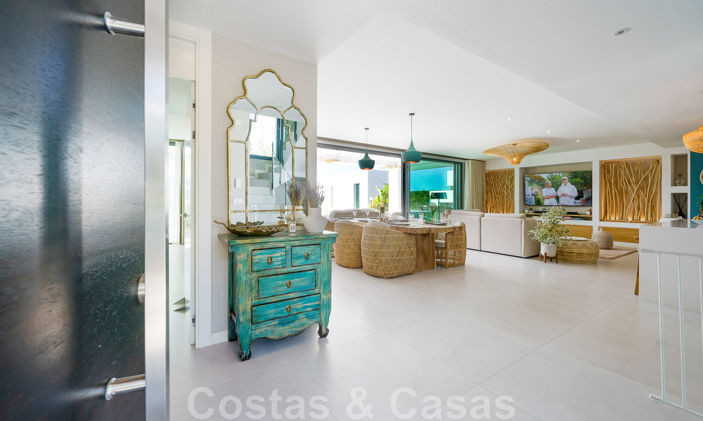Move-in ready villa for sale with contemporary architecture in a gated villa community on the border of Mijas and Marbella 46365